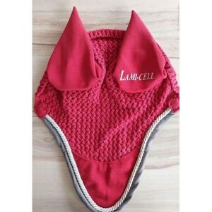 Tapis et bonnet rouge