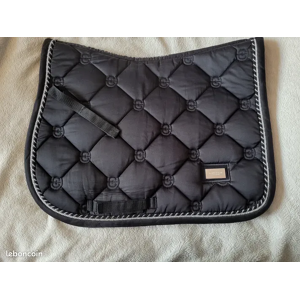 Tapis noir satiné