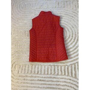 veste sans manche rose (elle parait rouge sur la photo mais elle est rose !)
