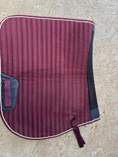 tapis rouge bordeaux