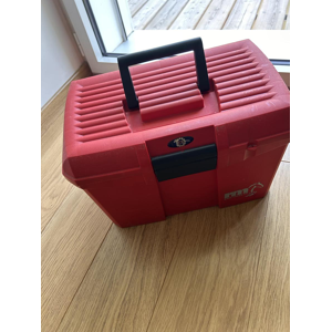 Boîte de pansage rouge