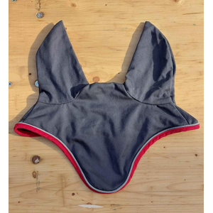 bonnet gris et rouge