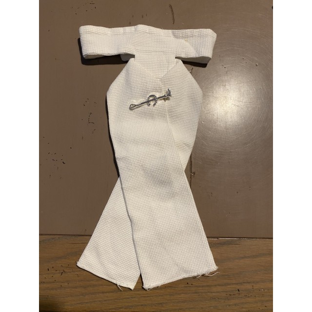 Cravate de chasse et broche
