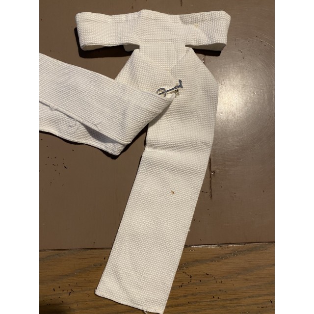 Cravate de chasse et broche
