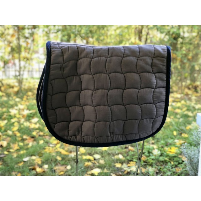 Tapis gris liseret bleu coupe dressage