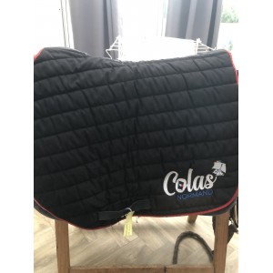 Tapis noir et rouge