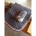 ENSEMBLE GRIS liseré rose pâle (tapis, guêtres et bonnet)