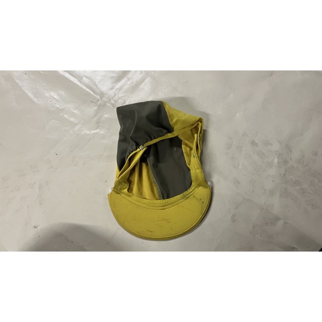 Toque grise et jaune