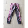 Pantalon rose est gris avec écriture Masta