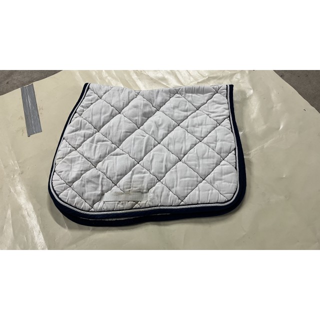 Tapis blanc liseré marine