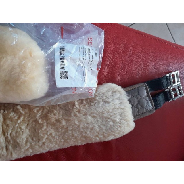 Sangle mattes (mouton véritable) demi lune 110cm + housse mouton de rechange amovible