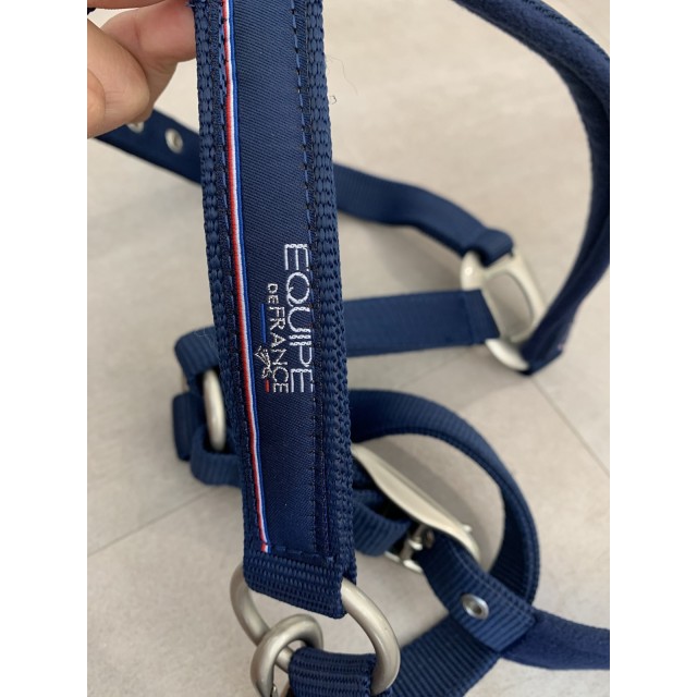 Licol bleu de l’équipe de France