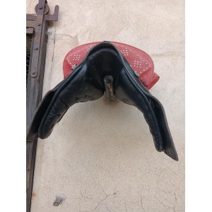 Selle Portugaise rouge et noir en bon etat