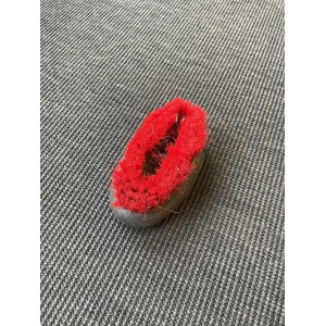 Brosse douce rouge et noire