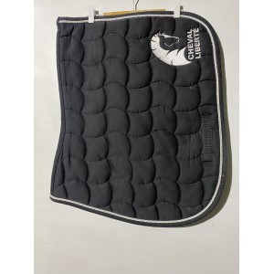Tapis noir cheval liberte