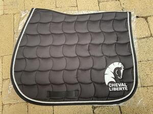 tapis noir cheval liberté